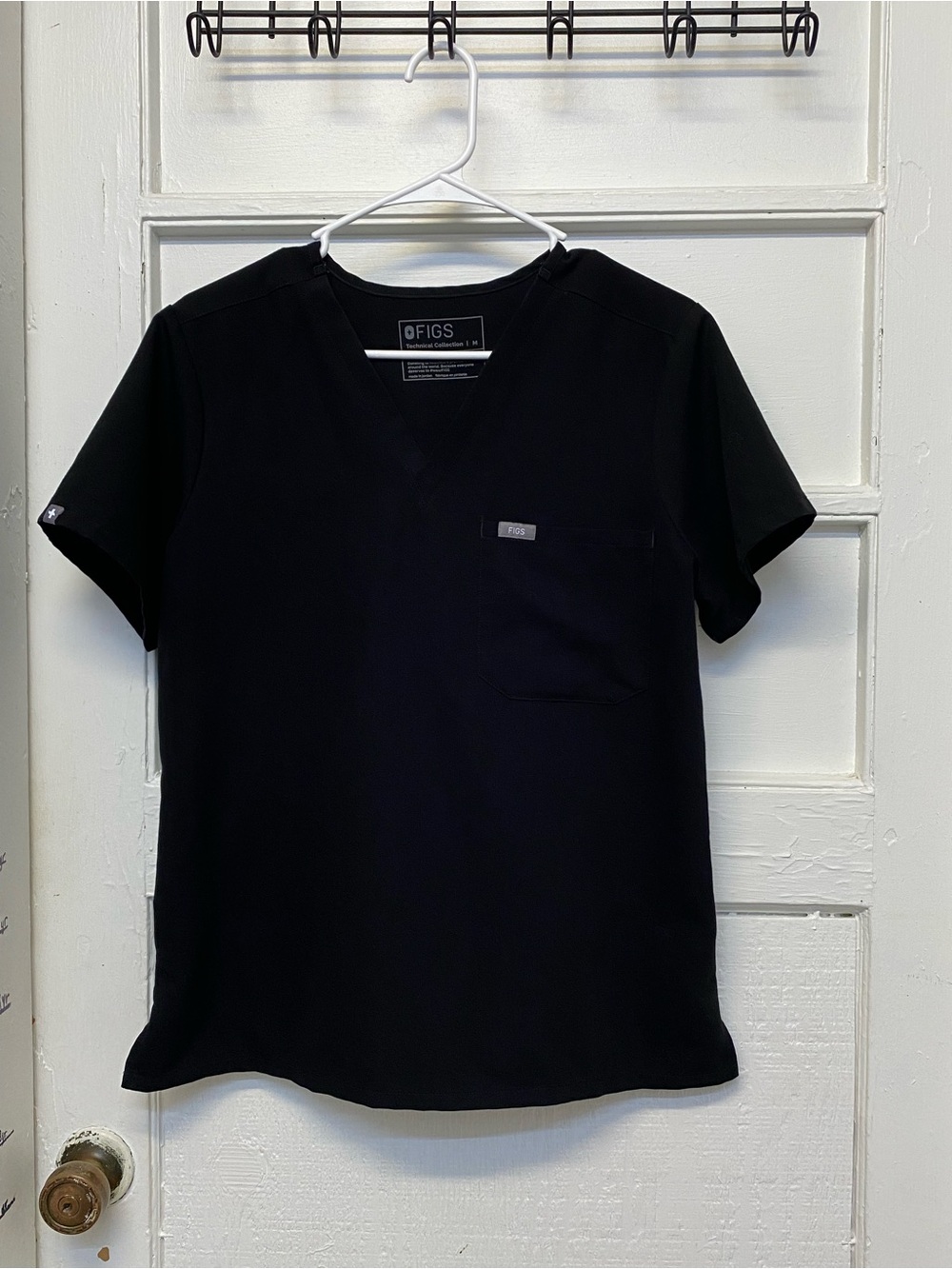 FIGS Women's Catarina One-Pocket Scrub Top BLACK color size MEDIUM